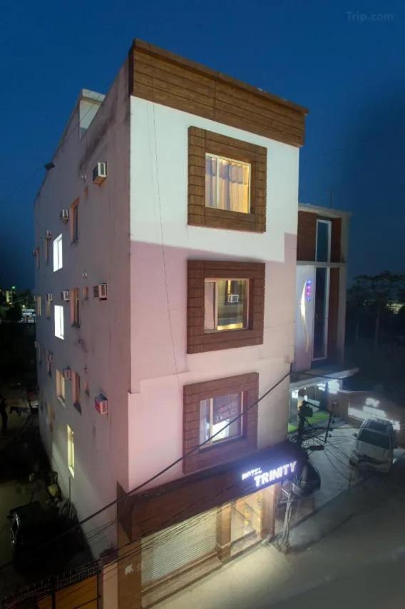 Trimrooms Trinity Katra Katra  Exterior photo